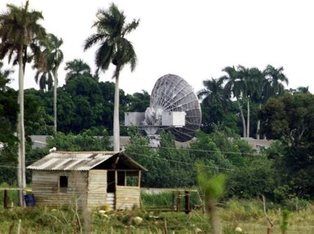 © Reuters. - FILE PHOTO 13DEC00 - The secret Russian listening station at Lourdes some 30 km south of Havana is..