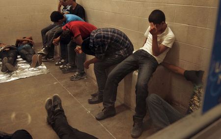 © Reuters. Immigrants who have been caught crossing the border illegally are housed inside the McAllen Border Patrol Station in McAllen