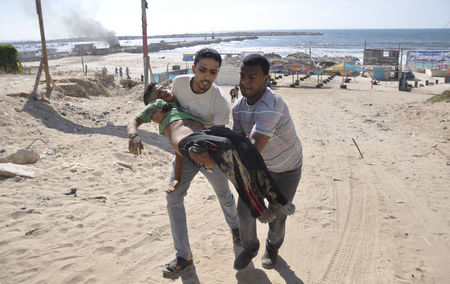 © Reuters. قصف بحري اسرائيلي يقتل 4 أطفال في غزة واسرائيل وحماس توافقان على هدنة لخمس ساعات