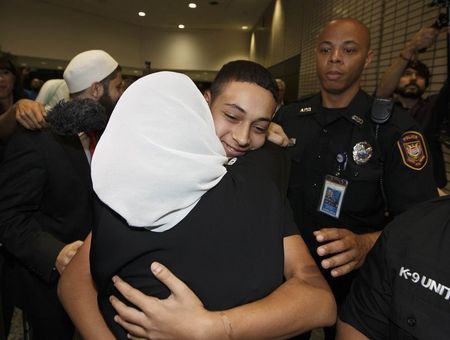 © Reuters. Florida teenager Tariq Khdeir is embraced by family members after his arrival from Israel at Tampa airport