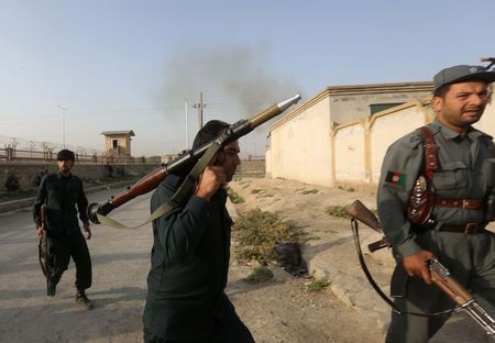 © Reuters. دوي انفجارات وإطلاق نار قرب مطار كابول
