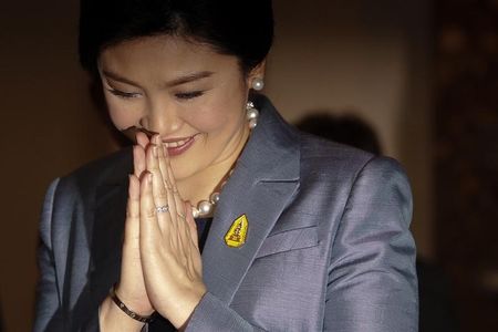 © Reuters. Thailand's Prime Minister Yingluck Shinawatra gives a traditional greeting as she arrives at the Constitutional Court in Bangkok