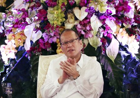 © Reuters. Philippine President Aquino claps as he attends the conference "Daylight Dialogue: The Good Governance Challenge" at the presidential Malacanang Palace in Manila