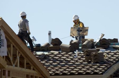 © Reuters. Roofers work on new homes at a residential construction site in the west side of the Las Vegas Valley in Las Vegas