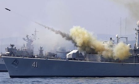 © Reuters. A rocket is launched from the Bulgarian navy frigate "Drazki" to simulate an attack on a mock submarine, during the BREEZE 2014 military drill in the Black Sea