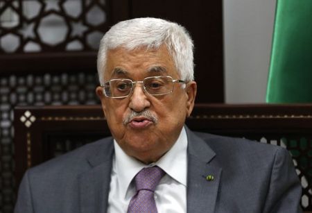 © Reuters. مؤسسة حقوقية فلسطينية تطالب عباس بالتوقيع على الانضمام للجنائية الدولية