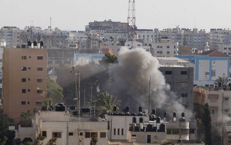 © Reuters. الهدنة الانسانية تصمد بدرجة كبيرة في غزة واسرائيل تبحث هدنة كاملة