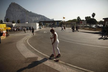 © Reuters. Reino Unido convoca al embajador español por "provocación" en Gibraltar