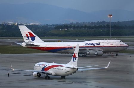 © Reuters. El Ibex aumenta caída en última tramo por accidente de avión malasio
