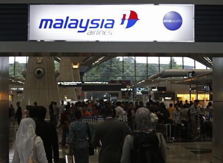 © Reuters. Las bolsas europeas acentúan pérdidas por el accidente del avión malasio