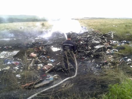 © Reuters. حطام يحترق وعشرات الجثث في موقع تحطم طائرة ركاب في اوكرانيا