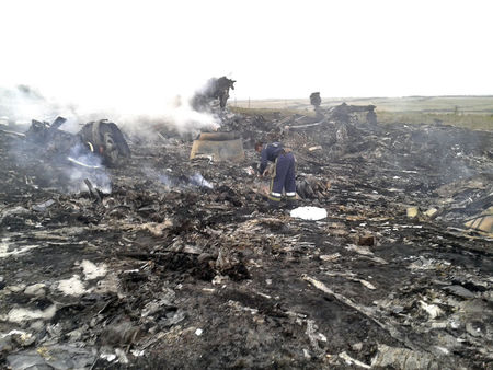© Reuters. أوكرانيا تقول ان انفصاليين أسقطوا طائرة ركاب ماليزية ومقتل 295 شخصا