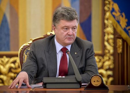 © Reuters. Ukrainian President Petro Poroshenko chairs a meeting in Kiev