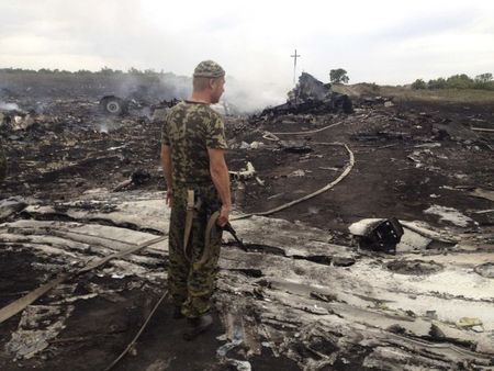 © Reuters. Cae un avión malasio en Ucrania, Gobierno y rebeldes cruzan acusaciones
