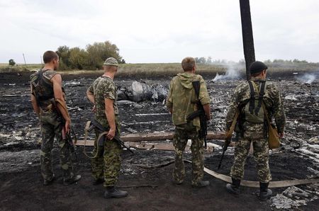 © Reuters. Separatistas armados pró-Rússia em local da queda de avião da Malaysia Airlines na Ucrânia