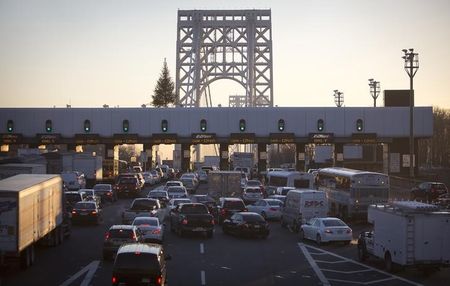 © Reuters. The George Washington Bridge toll booths are pictured in Fort Lee, New Jersey