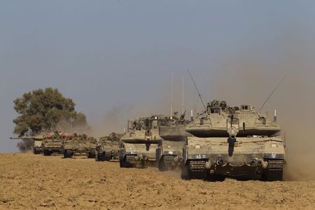 © Reuters. Comboio de tanques israelenses perto da fronteira com a Faixa de Gaza