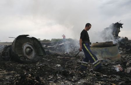 © Reuters. Destroços de avião da Malaysia Airlines