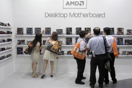 © Reuters. Visitors look at motherboards being displayed at the AMD booth during the 2012 Computex exhibition at the TWTC Nangang exhibition hall in Taipei