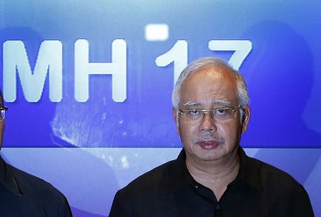 © Reuters. Primeiro-ministro Najib Razak em entrevista coletiva no aeroporto de Kuala Lumpur