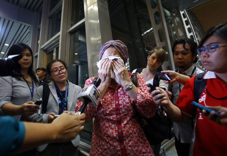 © Reuters. Mulher chora enquanto espera informações no Aeroporto Internacional de Kuala Lumpur 