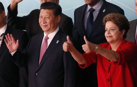 © Reuters. China's President Xi Jinping and Brazil's President Dilma Rousseff attend the official photo session for the meeting of China and CELAC at Itamaraty Palace in Brasilia