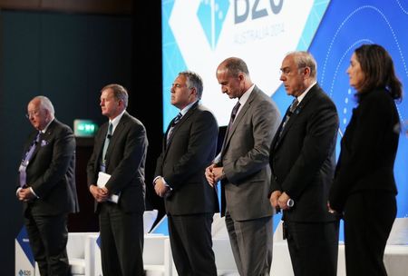 © Reuters. Business leaders observe minute of silence for MH17 victims, at B20 Australia Summit in Sydney