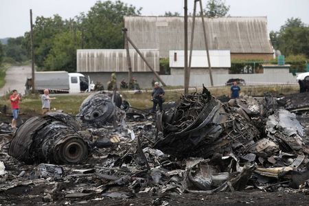 © Reuters. UN BOEING MALAISIEN ABATTU AU-DESSUS DE L'EST DE L'UKRAINE