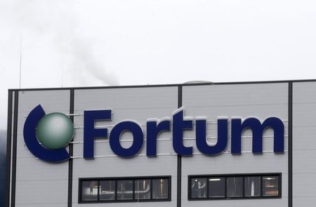 © Reuters. Логотип Fortum на электростанции в Елгаве, Латвия
