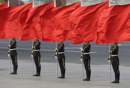 © Reuters. Members of honour guards hold red flags during a welcoming ceremony in Beijing