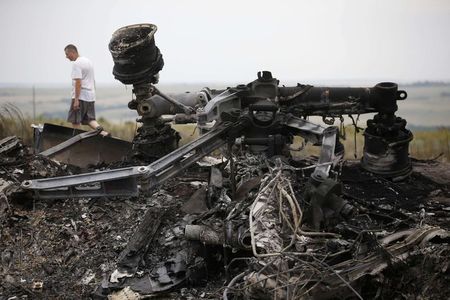 © Reuters. انتشال 181 جثة من موقع اسقاط الطائرة المنكوبة في أوكرانيا