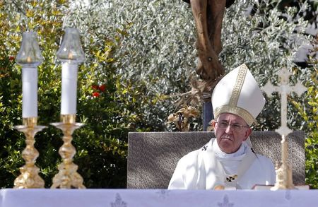 © Reuters. بابا الفاتيكان يتصل بالرئيسين الفلسطيني والإسرائيلي ويحثهما على السلام
