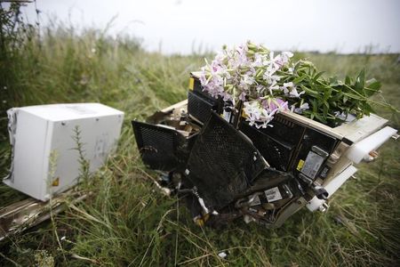 © Reuters. LES BOÎTES NOIRES DU VOL MH17 ONT ÉTÉ RETROUVÉES