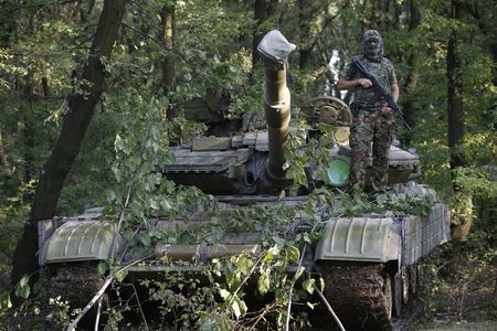 © Reuters. Пророссийский сепаратист из батальона "Восток" на танке Т-64 в Донецке 