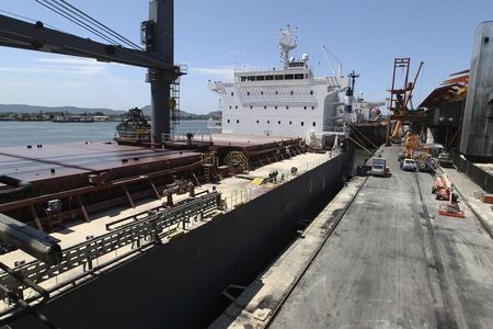 © Reuters. Navio carregado de açucar atracado no porto de Santos 