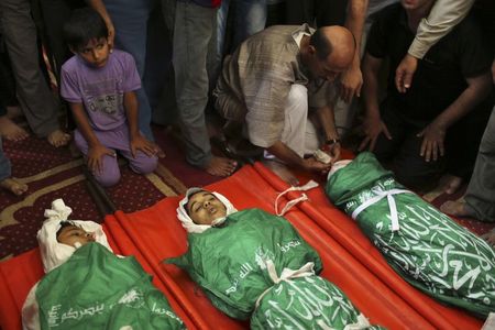 © Reuters. التوغل العسكري الإسرائيلي في غزة يثير الرعب والتحدي