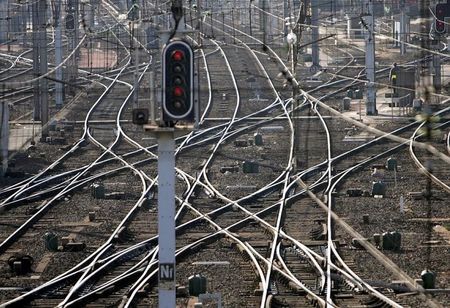 © Reuters. UNE BORNE DE SIGNALISATION AU CENTRE DE L’ENQUÊTE SUR L'ACCIDENT DE DENGUIN.