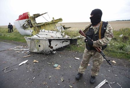 © Reuters. Separatista pró-Rússia no local da queda do avião da Malaysia Airlines no leste da Ucrânia