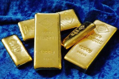 © Reuters. الذهب ينخفض بفعل مبيعات لجني الارباح والانظار على التوترات السياسية