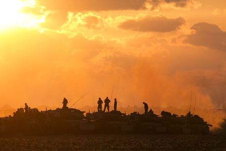 © Reuters. Soldados israelenses perto da fronteira com a Faixa de Gaza