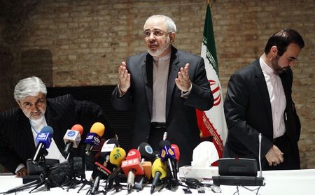 © Reuters. Iranian Foreign Minister Mohammad Javad Zarif and diplomats leave a news conference in Vienna