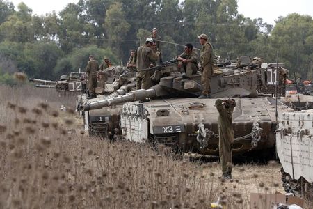 © Reuters. Israel se afianza en la frontera de Gaza, más de 300 víctimas palestinas