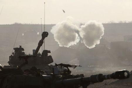 © Reuters. اسرائيل: غزة استهلكت او فقدت نصف صواريخها