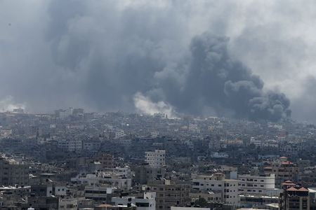 © Reuters. Al menos 40 palestinos mueren en un bombardeo en un barrio de Gaza