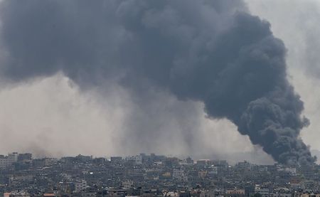 © Reuters. متحدث: إسرائيل توافق على هدنة إنسانية في غزة