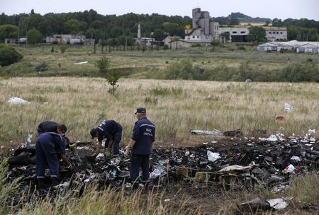 © Reuters. LES BOÎTES NOIRES DU BOEING MALAISIEN SERAIENT À DONETSK