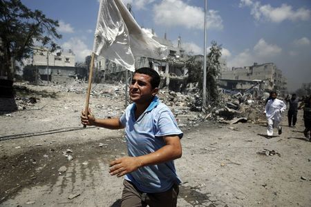 © Reuters. إسرائيل تعلن استئناف قصف حي الشجاعية في غزة
