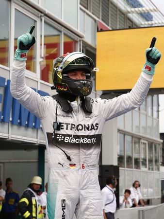 © Reuters. Rosberg gana en Alemania para Mercedes, Alonso acaba quinto