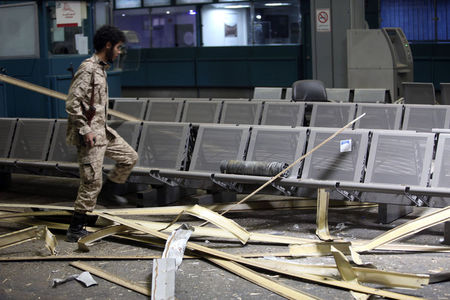 © Reuters. Al menos cuatro muertos en enfrentamientos cerca del aeropuerto de Trípoli