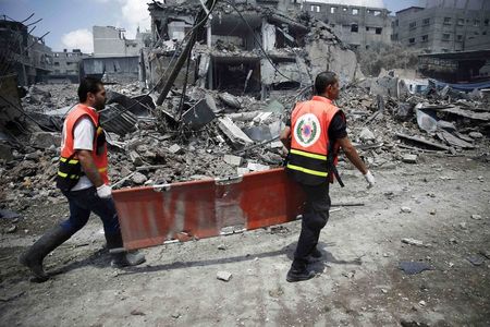 © Reuters. شهود: مقتل 62 فلسطينيا على الأقل في قصف إسرائيلي لحي بغزة